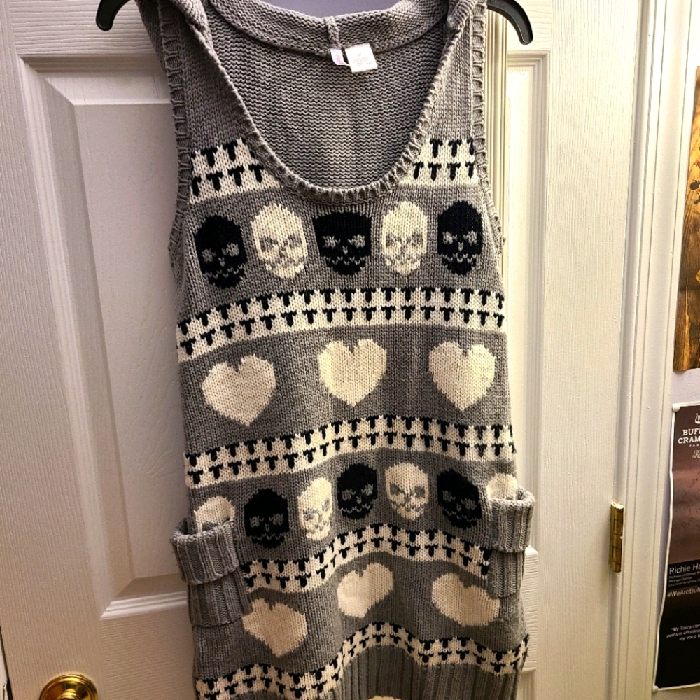 Gray sleeveless hooded pullover